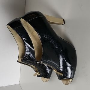 Michael Kors high heel shoes, size 8.5. Exellent condotions, only used once.